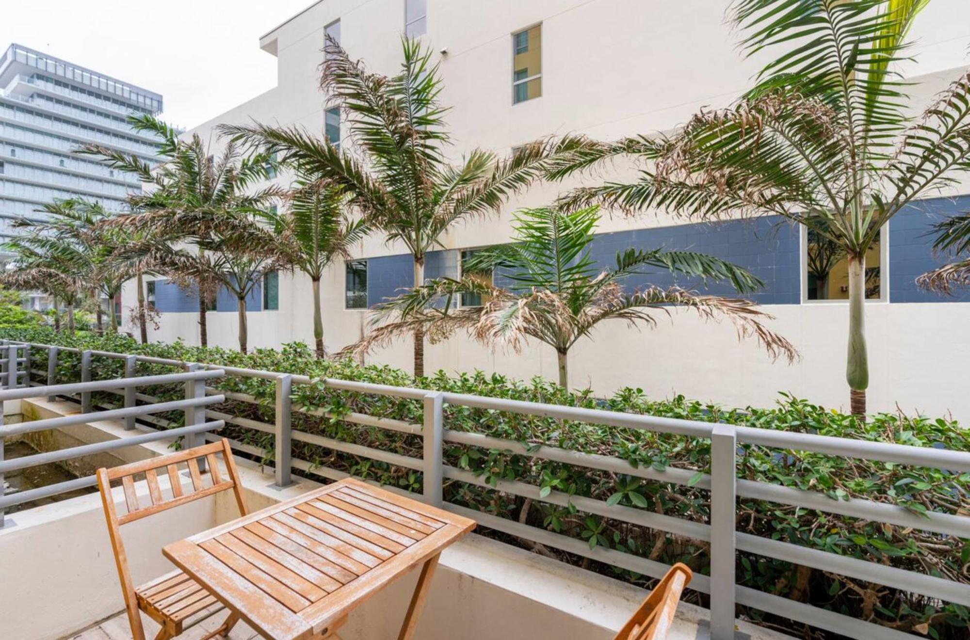 Beachfront Bentley Hotel One Bedroom Suite With Balcony And Beach Access マイアミビーチ エクステリア 写真