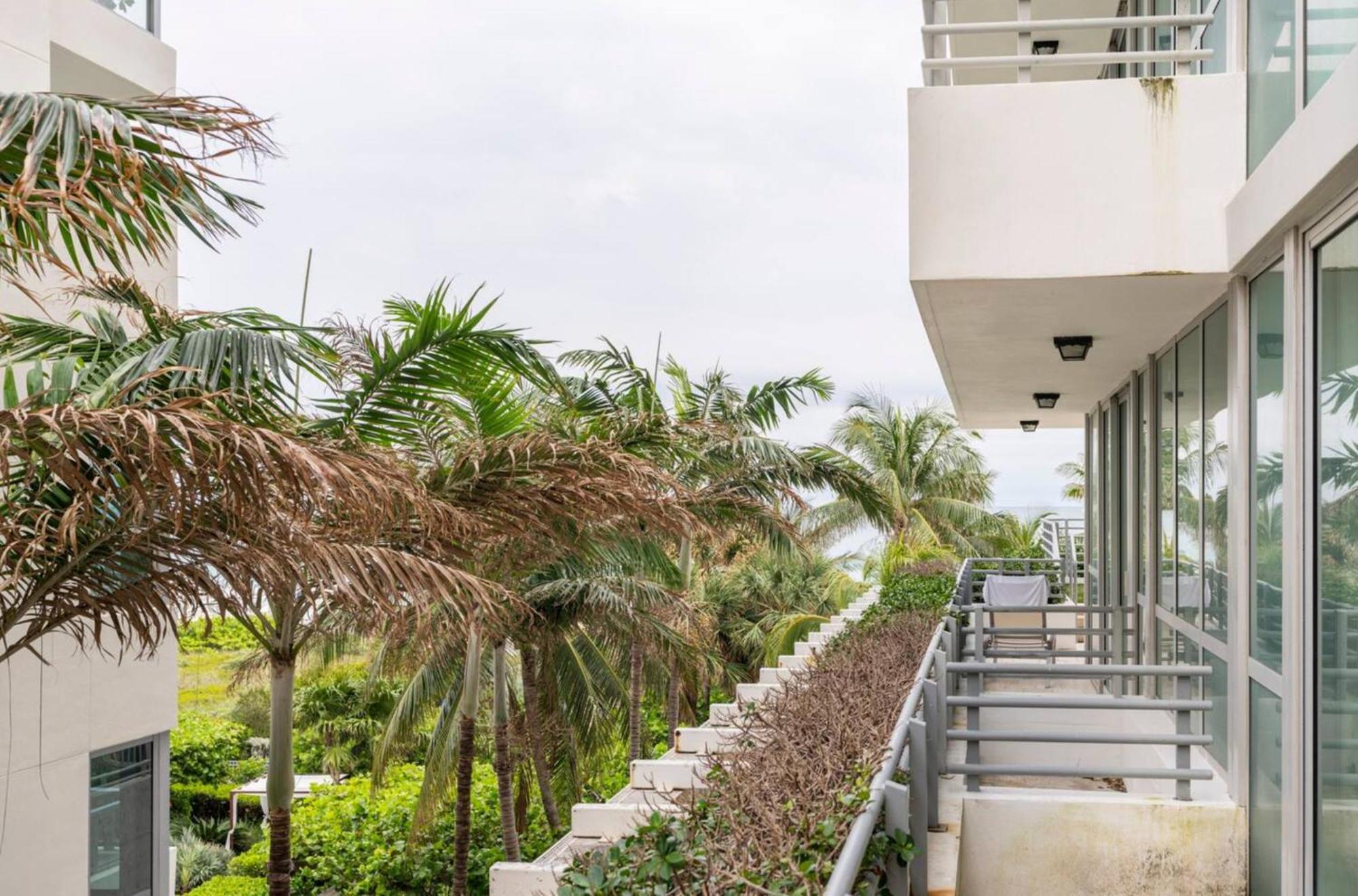 Beachfront Bentley Hotel One Bedroom Suite With Balcony And Beach Access マイアミビーチ エクステリア 写真