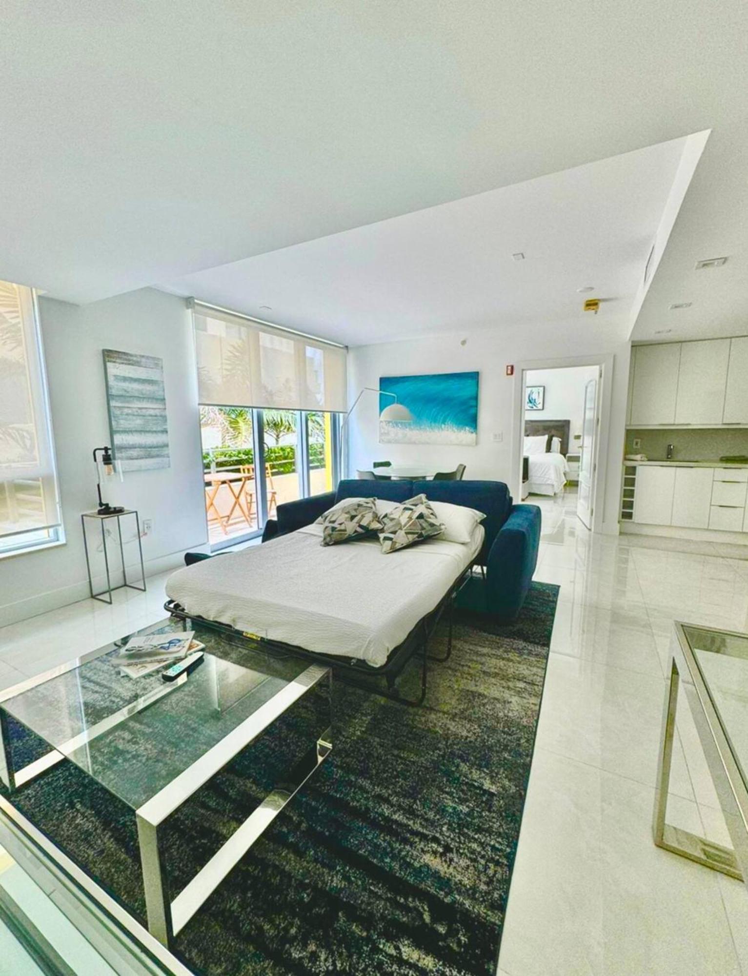 Beachfront Bentley Hotel One Bedroom Suite With Balcony And Beach Access マイアミビーチ エクステリア 写真