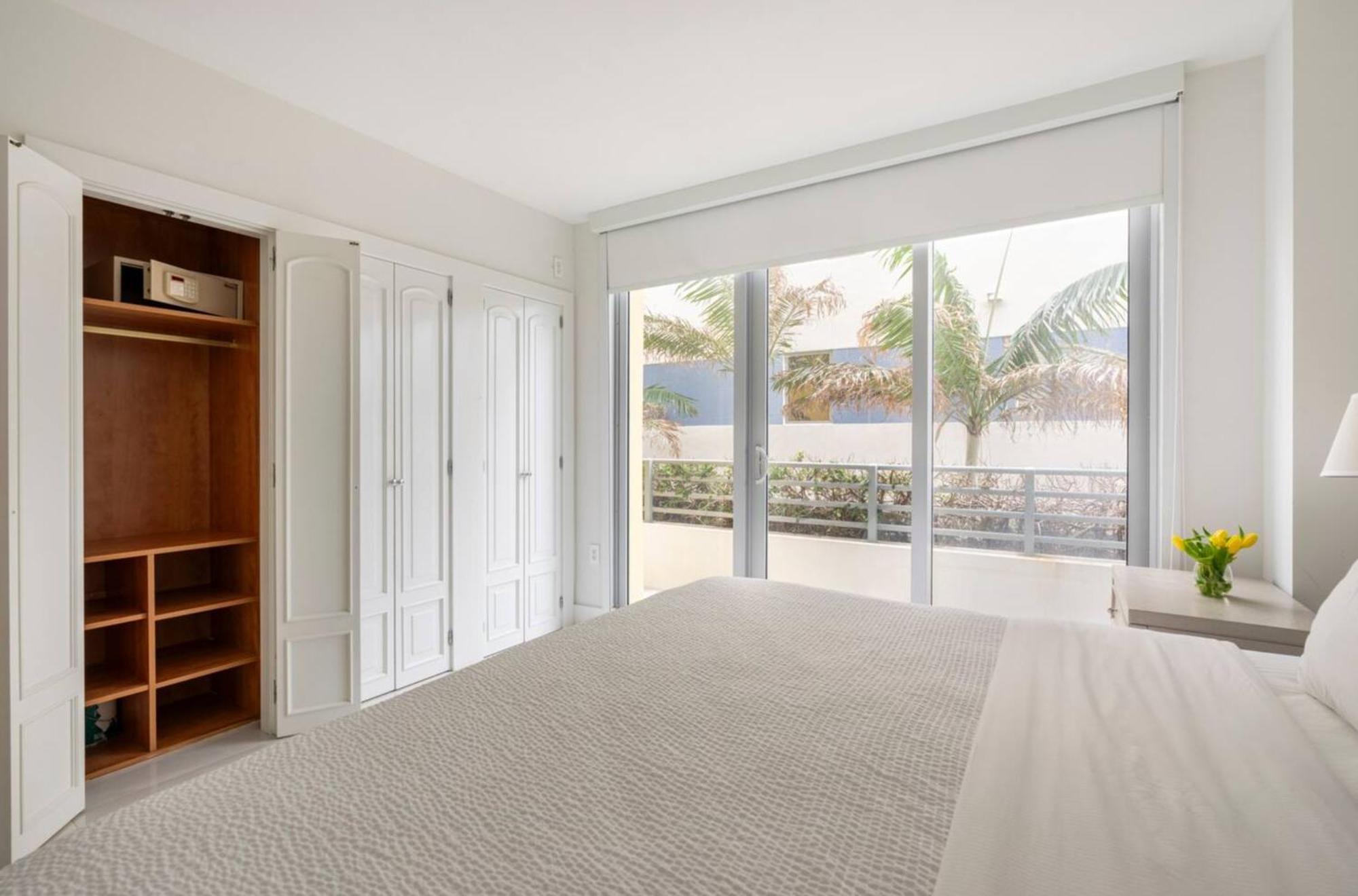 Beachfront Bentley Hotel One Bedroom Suite With Balcony And Beach Access マイアミビーチ エクステリア 写真