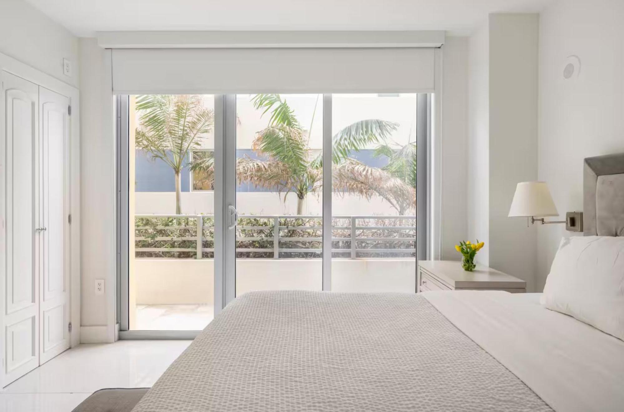Beachfront Bentley Hotel One Bedroom Suite With Balcony And Beach Access マイアミビーチ エクステリア 写真