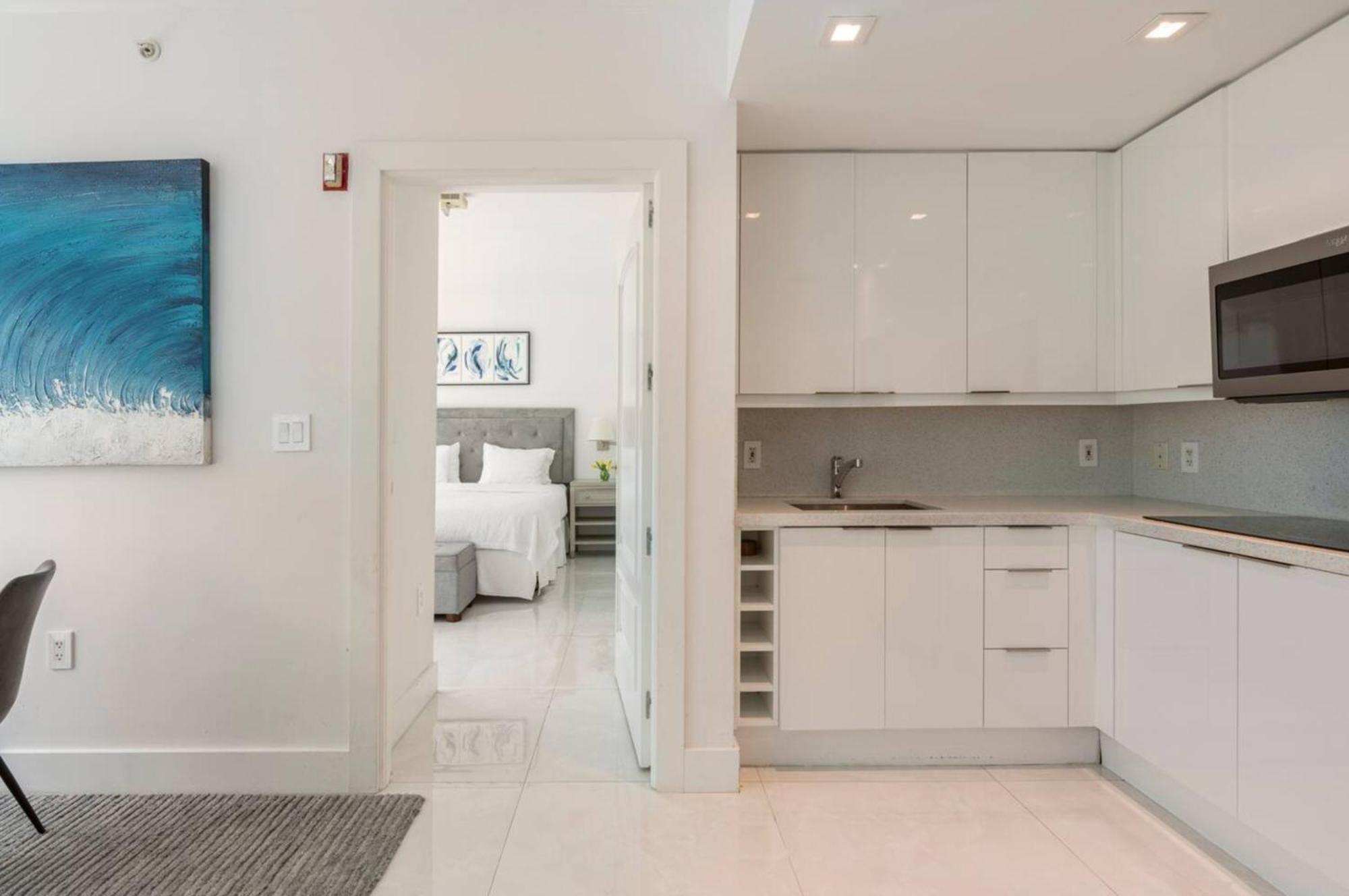 Beachfront Bentley Hotel One Bedroom Suite With Balcony And Beach Access マイアミビーチ エクステリア 写真