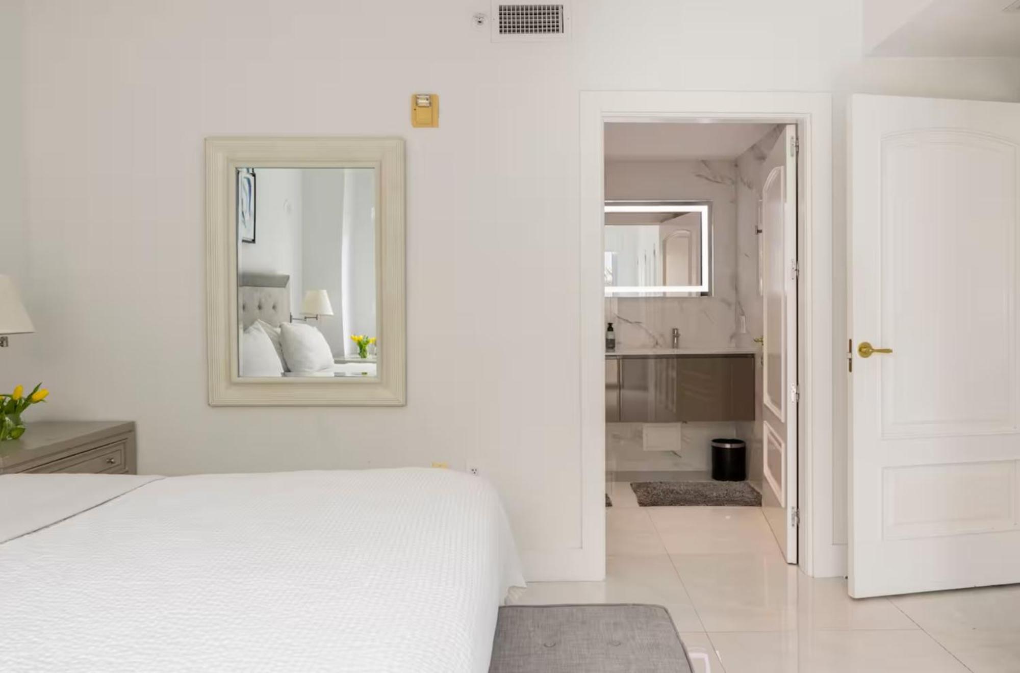 Beachfront Bentley Hotel One Bedroom Suite With Balcony And Beach Access マイアミビーチ エクステリア 写真